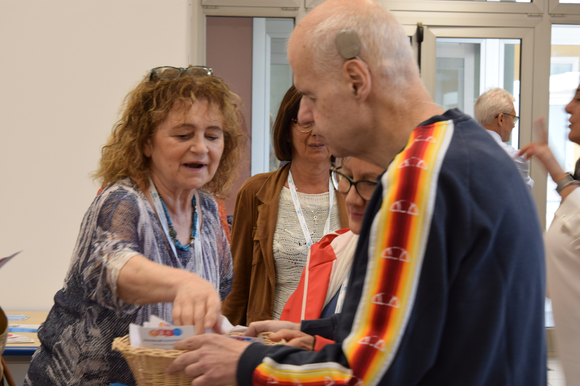  Modena - Ospite adulto consegna i ricordini dell'evento ai sostenitori