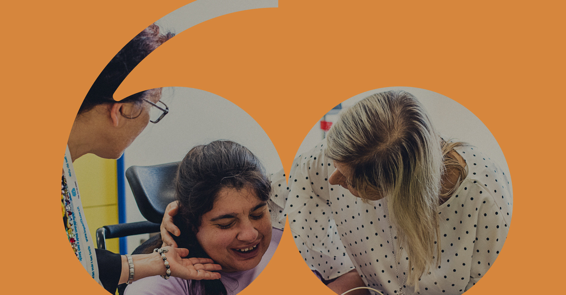 Un'immagine grafica che rappresenta il logo del 60° anniversario, fomra una cornice di colore giallo, all'interno della quale è inserita una foto di utenti e familiari che scherzano.