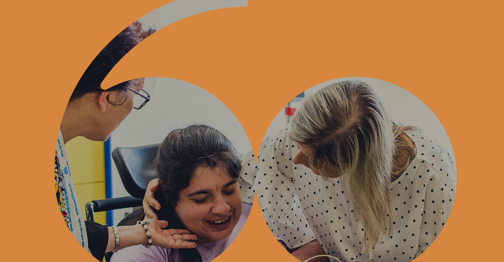 Un'immagine grafica che rappresenta il logo del 60° anniversario, fomra una cornice di colore giallo, all'interno della quale è inserita una foto di utenti e familiari che scherzano.