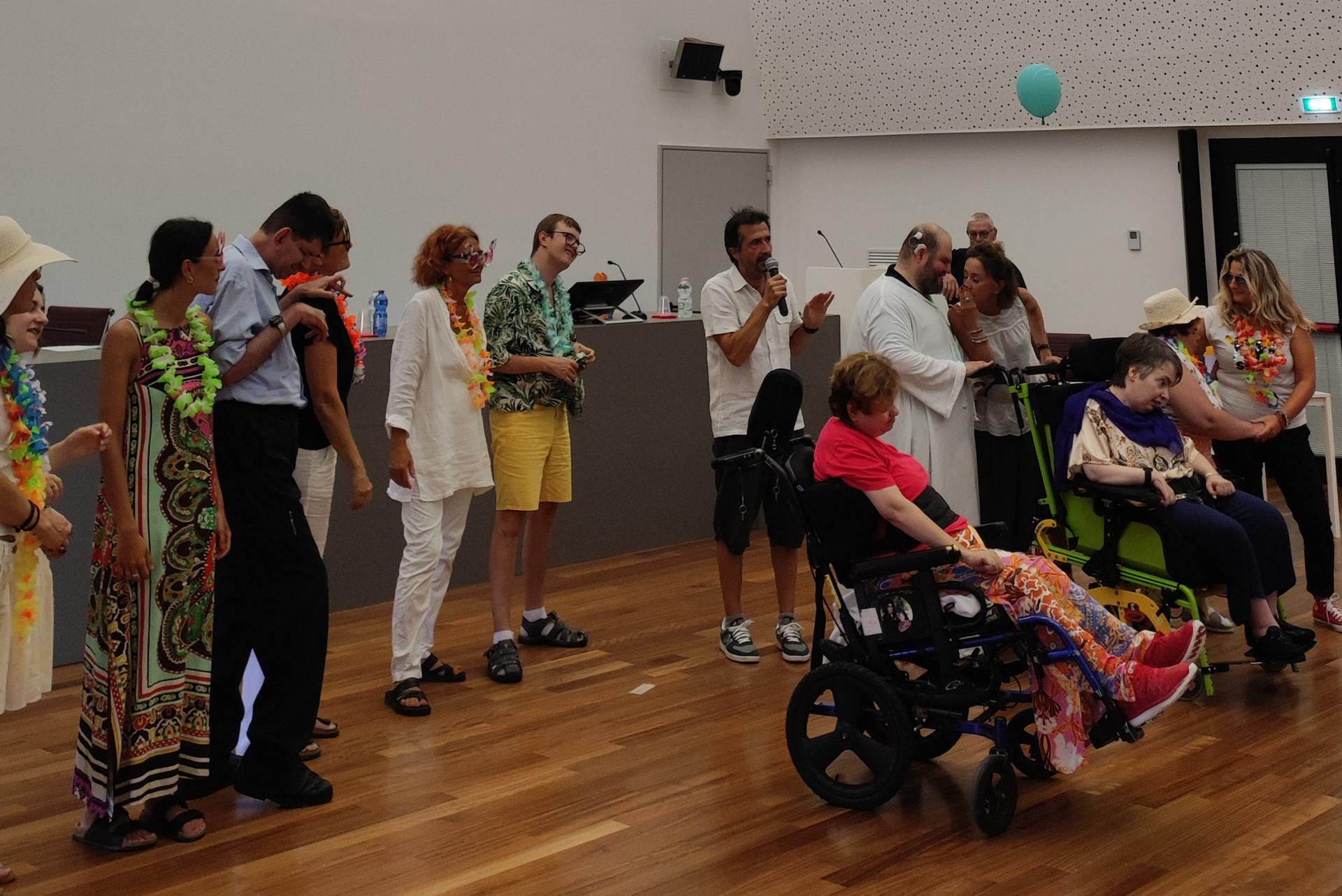 L’immagine mostra una vista panoramica della Summer Fest organizzata dalla Lega del Filo d’Oro. I partecipanti indossano abiti colorati