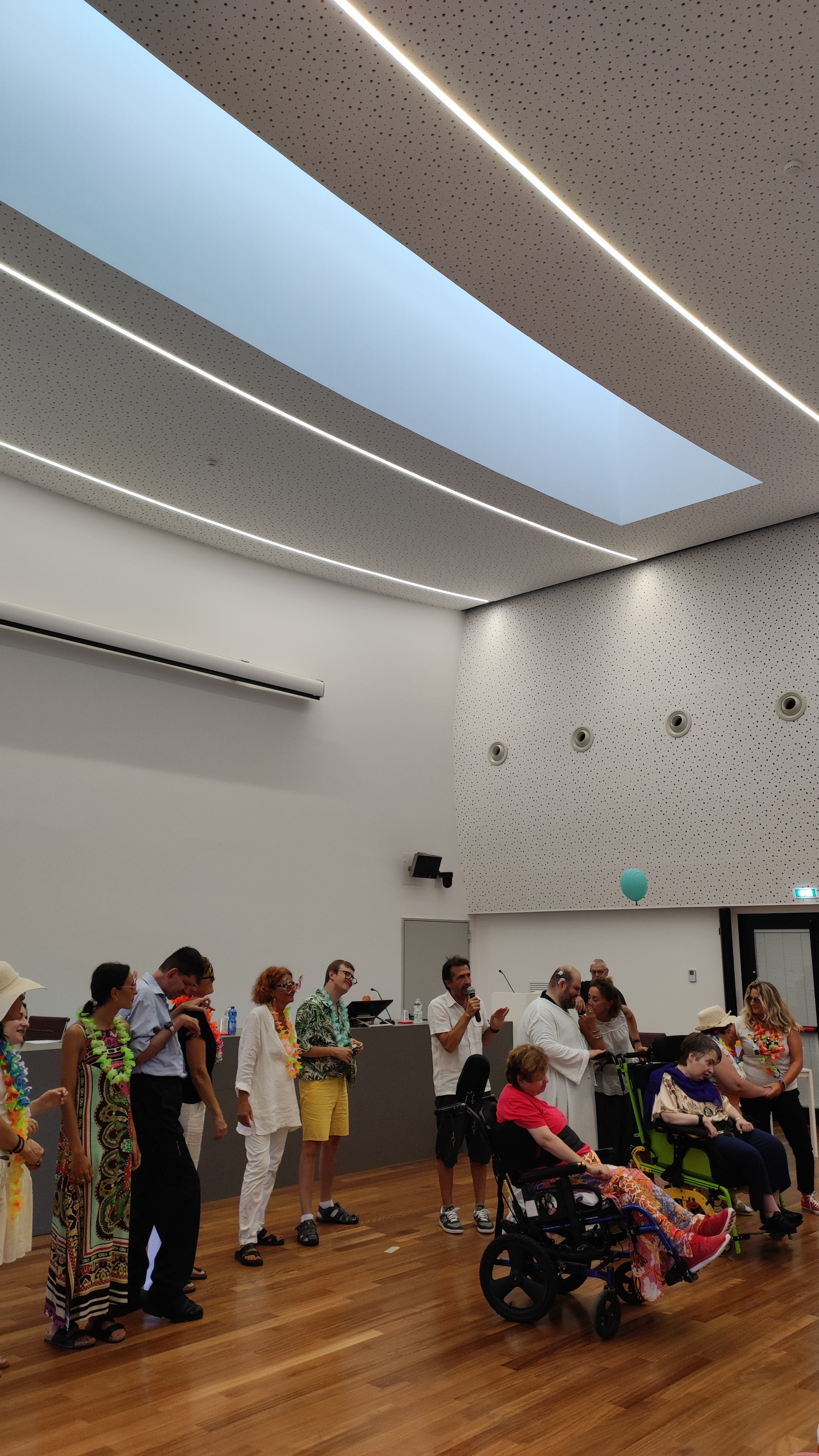 L’immagine mostra una vista panoramica della Summer Fest organizzata dalla Lega del Filo d’Oro. I partecipanti indossano abiti colorati 