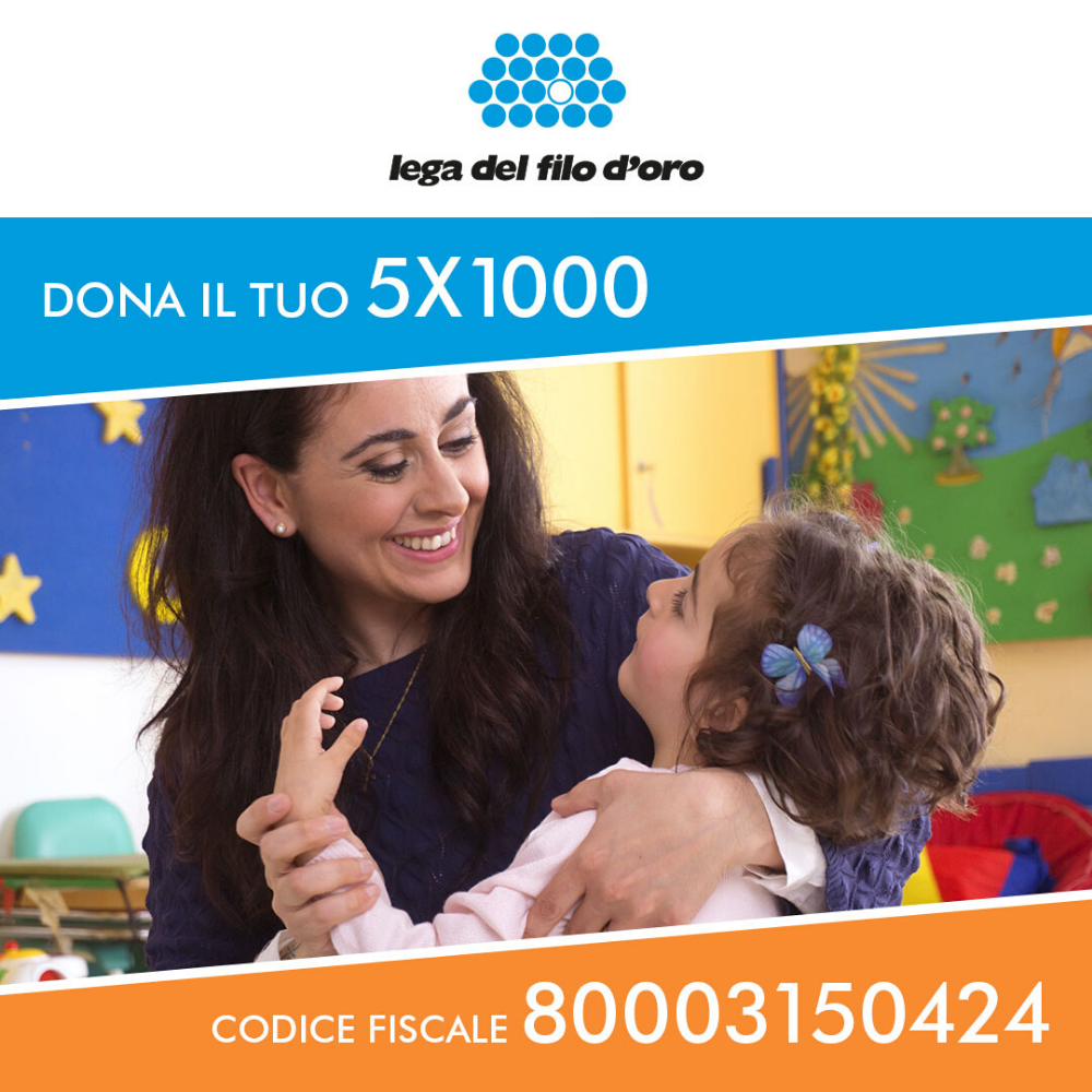 immagine di campagna 5x1000 con codice fiscale Lega del Filo d'Oro. Sofia abbraccia sua madre.