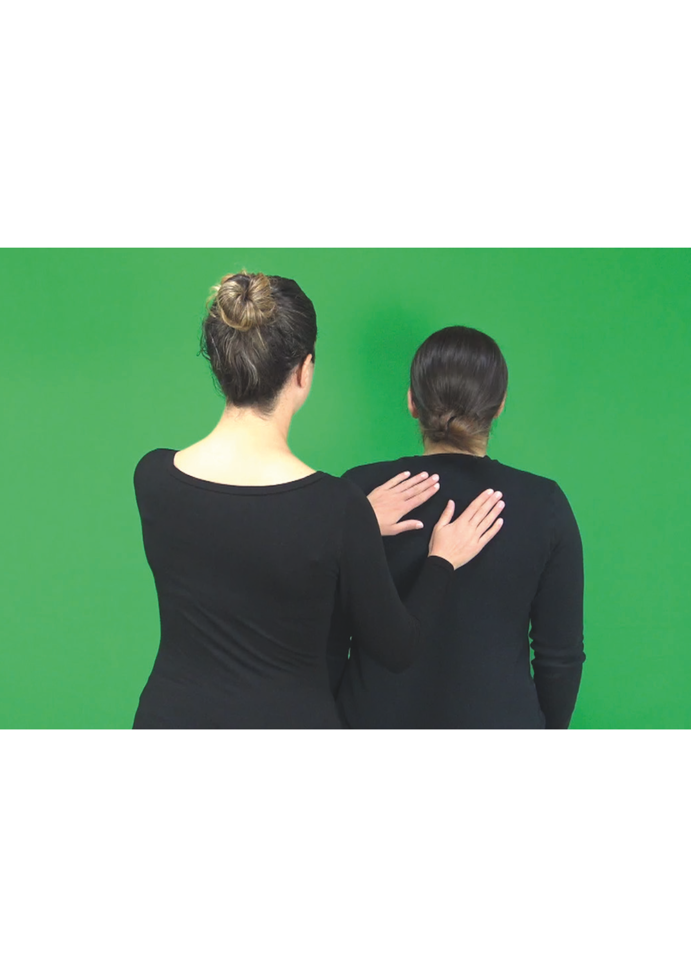 Un utente e un volontario comunicano attraverso la comunicazione socio-aptica, basata sul contatto fisico e i movimenti sul corpo. 