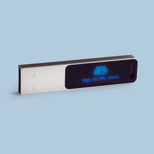 Chiave USB in metallo grigio, da 16 Gb. Quando in uso compare il logo della Lega del Filo d'Oro illuminato di blu