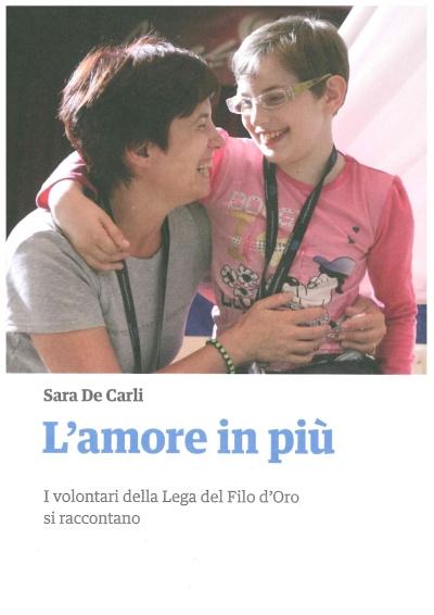 Copertina del libro "L'amore in più: i volontari della Lega del Filo d'Oro si raccontano" di Sara de Carli, con un volontario che abbraccia una bambina utente.