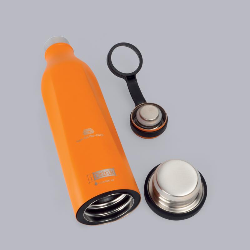 Borraccia termica in acciaio arancione decorata con logo della Lega del Filo d'Oro e logo iDrink incisi. Nella foto, la base e il tappo sono svitati e disposti di fianco alla borraccia per mostrare il dettaglio delle guarnizioni e degli elementi in silicone nero antiscivolo.