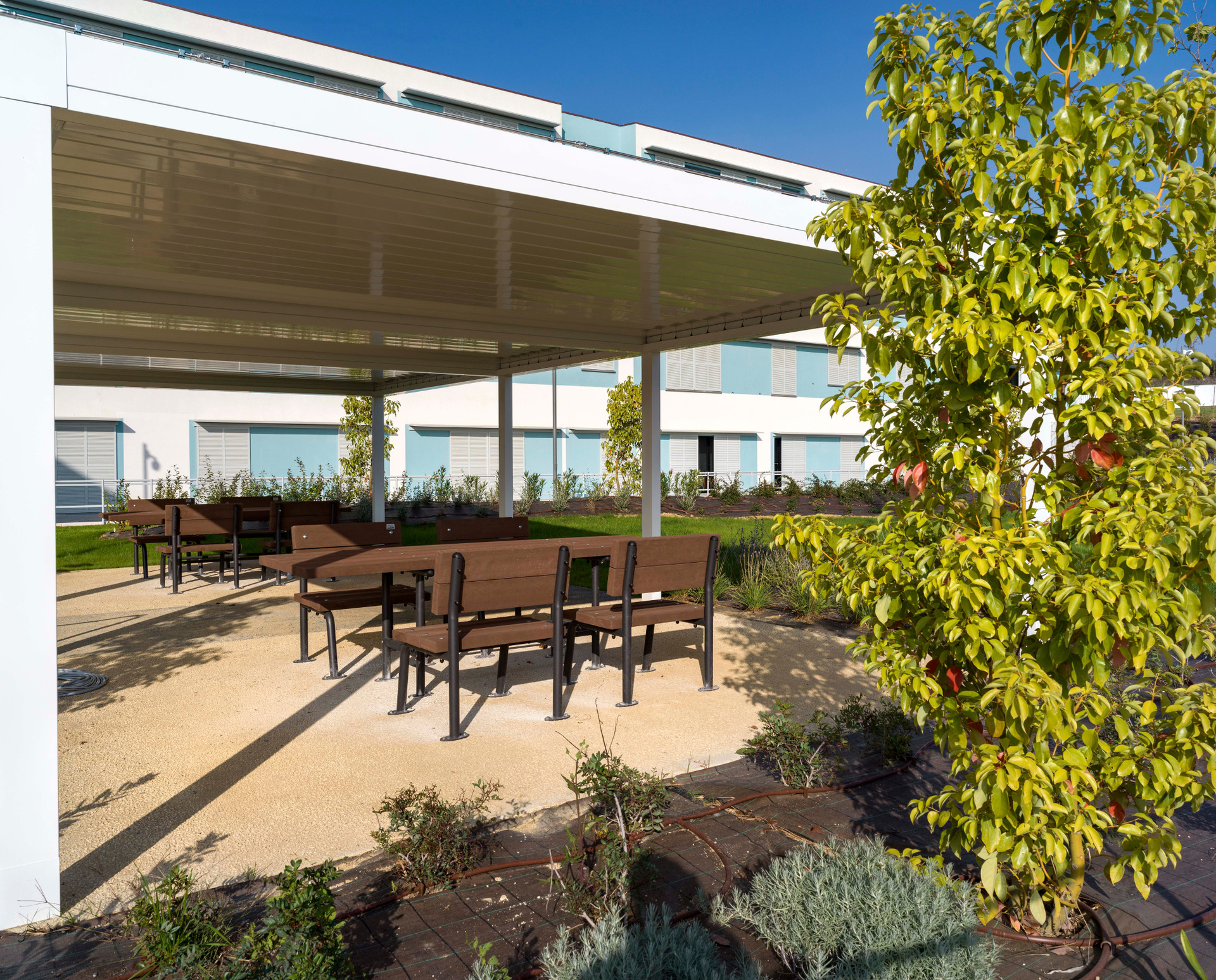 In una delle aree verdi del Centro Nazionale di Osimo sono presenti delle pergole bioclimatiche con tavolini e panchine