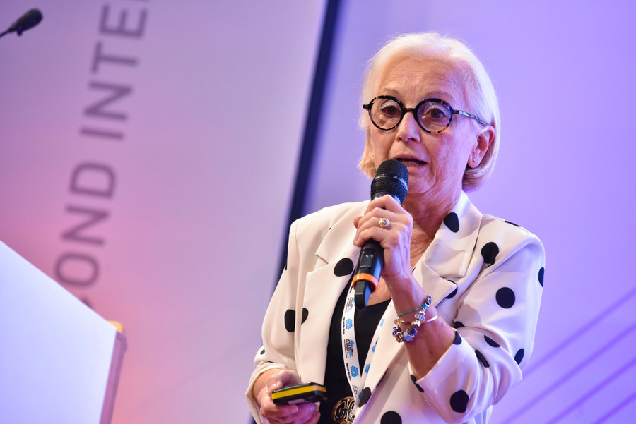 la Dottoressa Cerrarani parla al microfono durante una conferenza atad