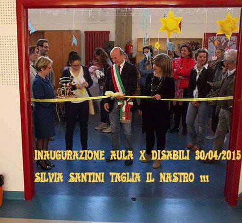 Inaugurazione di un'aula accessibile per studenti disabili a Montecchio con taglio del nastro insieme al sindaco