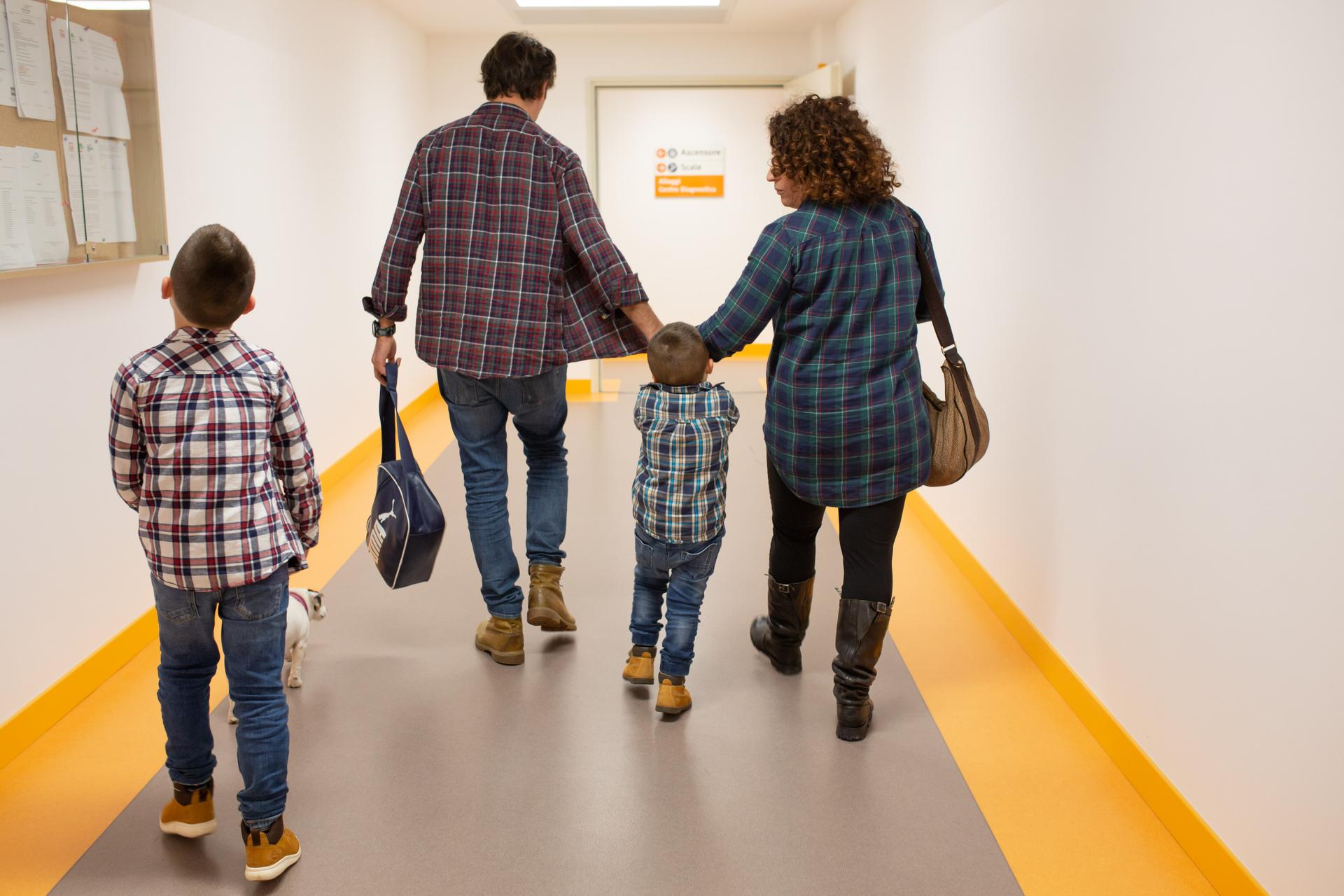 Una famiglia nei corridoi del Centro diagnostico di Osimo
