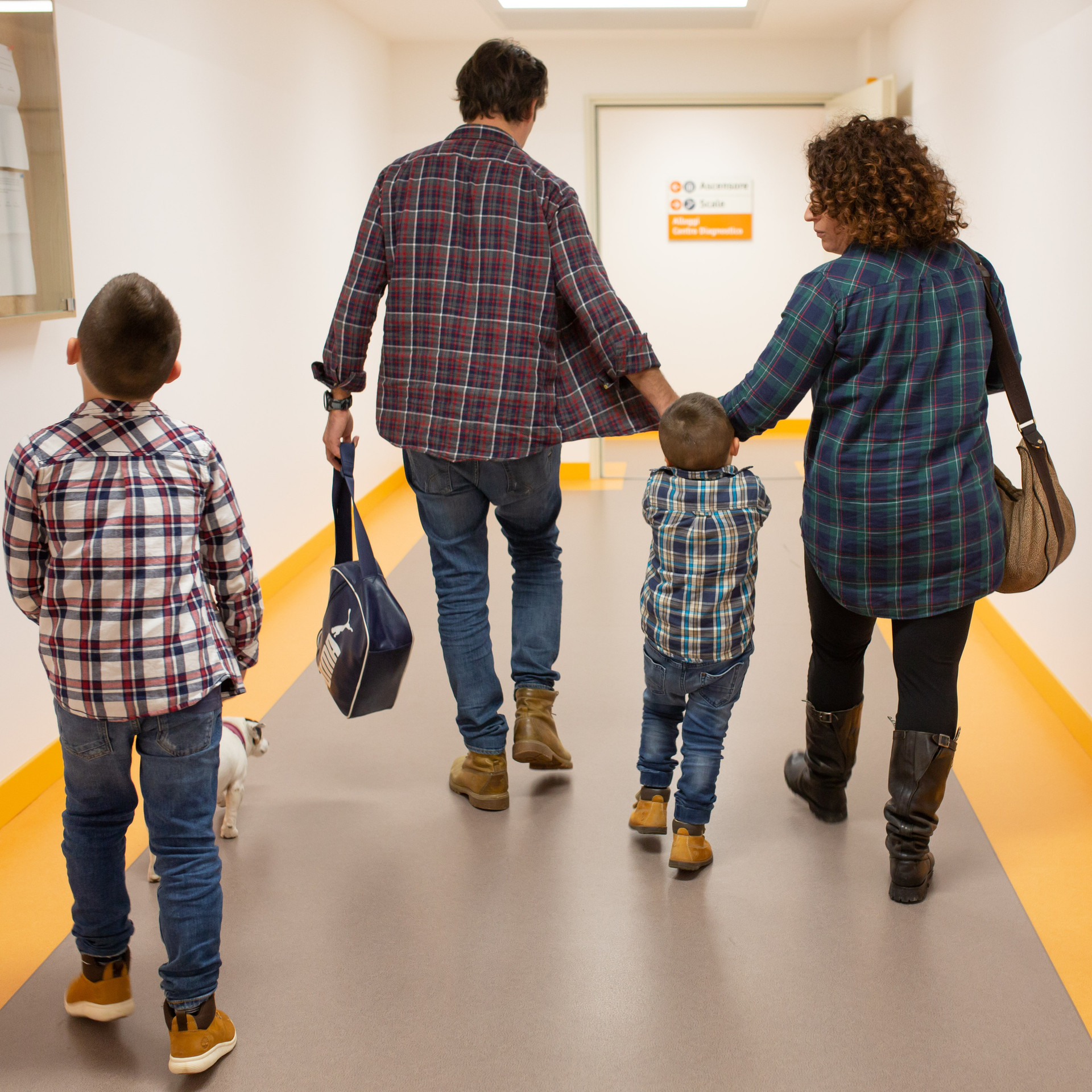 Il Case Manager e il Direttore Sanitario accolgono la famiglia.