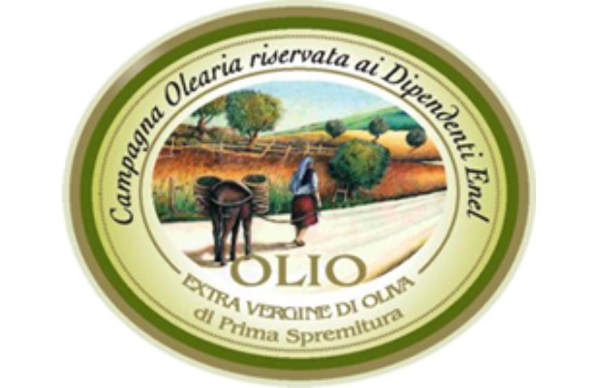 L'immagine è un'etichetta rotonda per olio d'oliva, con un bordo verde. Al centro, illustra un paesaggio rurale con ulivi, una persona (che sembra una donna con un cappello) e un asino, su una strada sterrata. Attorno all'illustrazione, le scritte indicano "Campagna Olearia riservata ai Dipendenti Enel" e "OLIO EXTRA VERGINE DI OLIVA di Prima Spremitura".