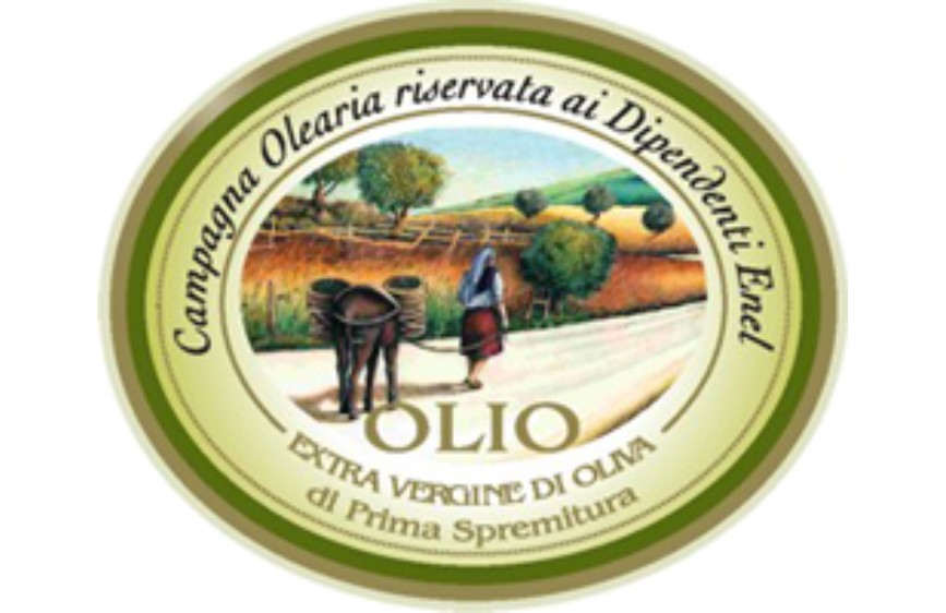 L'immagine è un'etichetta rotonda per olio d'oliva, con un bordo verde. Al centro, illustra un paesaggio rurale con ulivi, una persona (che sembra una donna con un cappello) e un asino, su una strada sterrata. Attorno all'illustrazione, le scritte indicano "Campagna Olearia riservata ai Dipendenti Enel" e "OLIO EXTRA VERGINE DI OLIVA di Prima Spremitura".