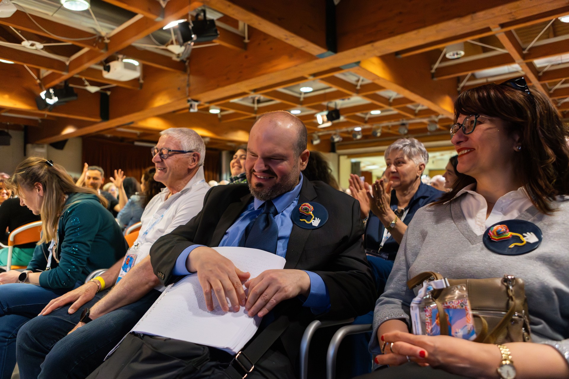 Stefania alla Conferenza delle Persone Sordocieche. Accanto a lei Francesco Mercurio.