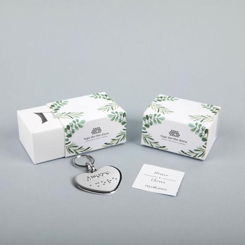 Still life su sfondo grigio della bomboniera green accompagnata dal suo portachiavi cuore e bigliettino personalizzato 54