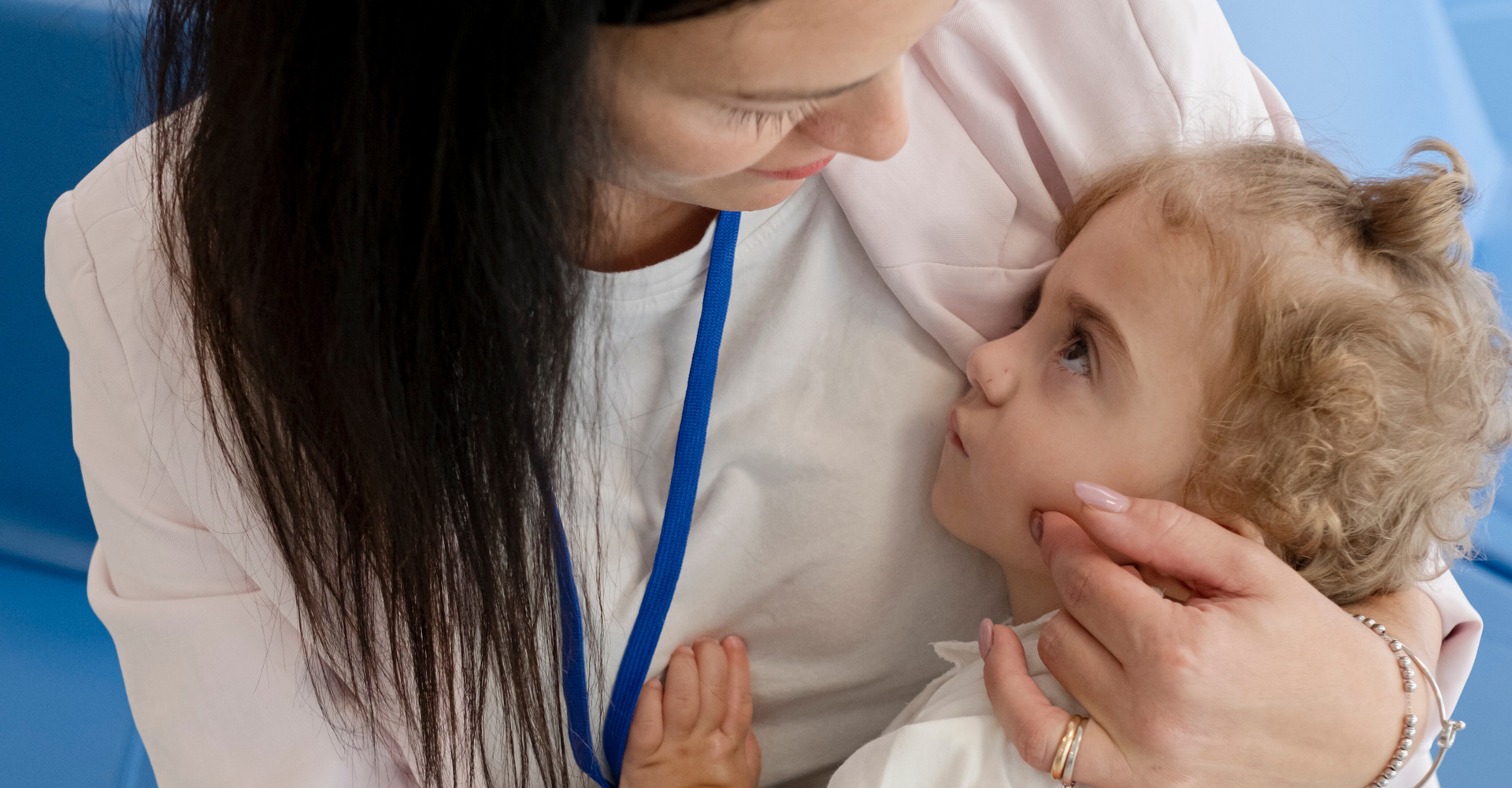 La piccola Benedetta, in braccio a sua mamma Agostina, in un bellissimo abbraccio d'amore sedute nel divanetto dell'ingresso del Centro Nazionale a Osimo