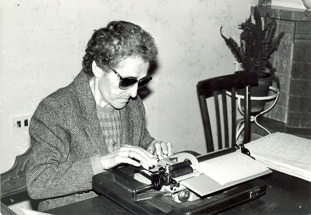 Sabina Santilli, fondatrice della lega del Filo d'Oro scrive alla macchina dattilografica. Foto d'epoca in bianco e nero