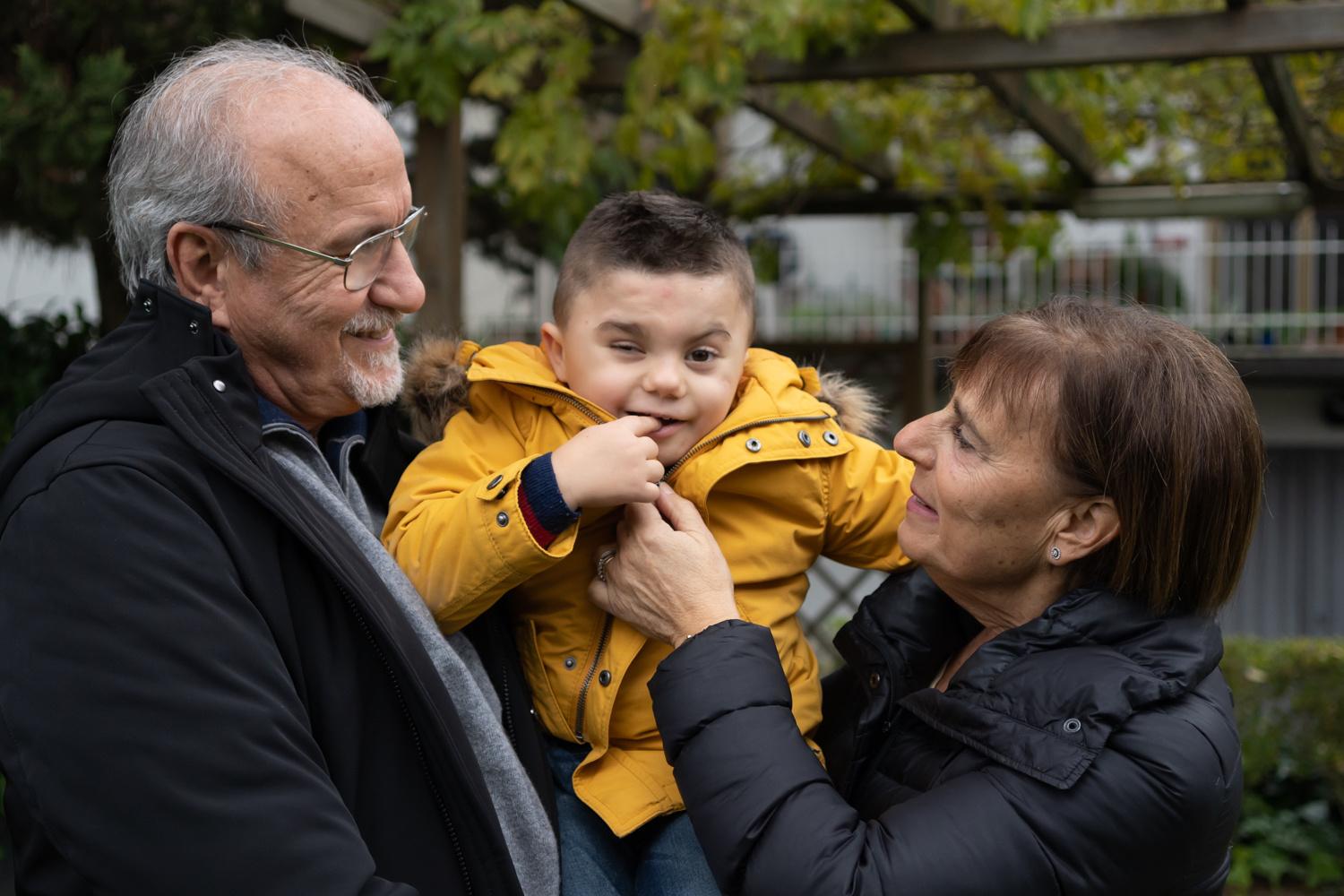 Il piccolo Leonardo è in braccio ai suoi nonni che gli dimostrano tutto il loro affetto