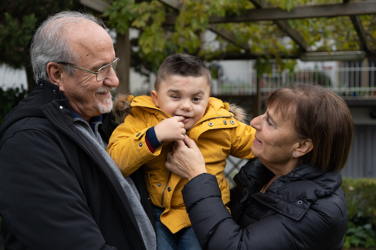 Il piccolo Leonardo è in braccio ai suoi nonni che gli dimostrano tutto il loro affetto