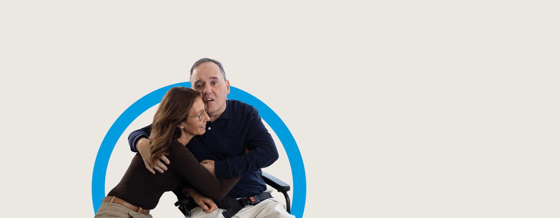 La sorella di Alberto lo sta abbracciando affettuosamente, mentre lui è seduto sulla sua sedia a rotelle