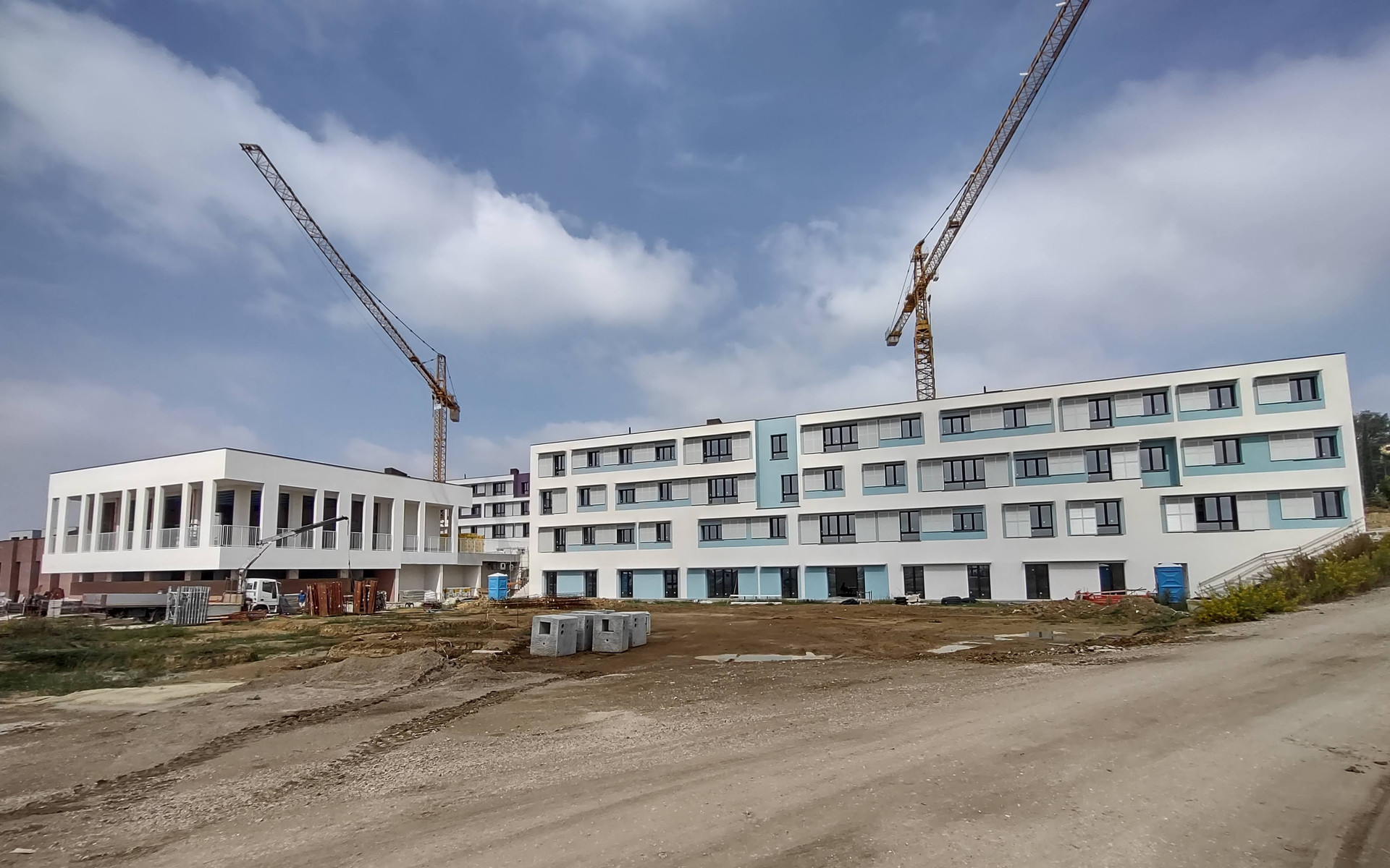 Cantiere del Secondo Lotto del Centro Nazionale di Osimo. Veduta esterna di due edifici in fases di ultimazioni. Presenti anche due gru.