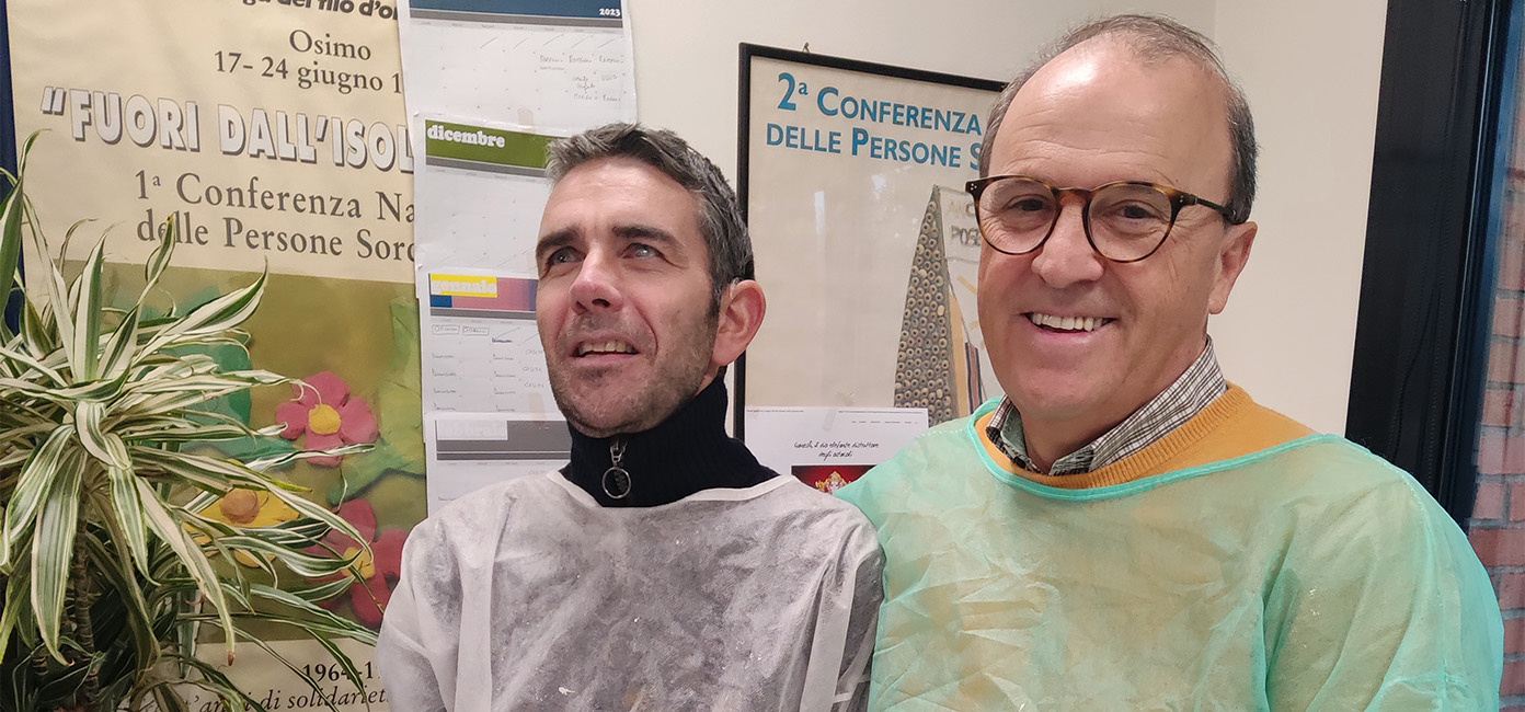 Adriano, volontario del Centro della Lega del Filo d'Oro di Lesmo, insieme a Stefano, persona sordocieca