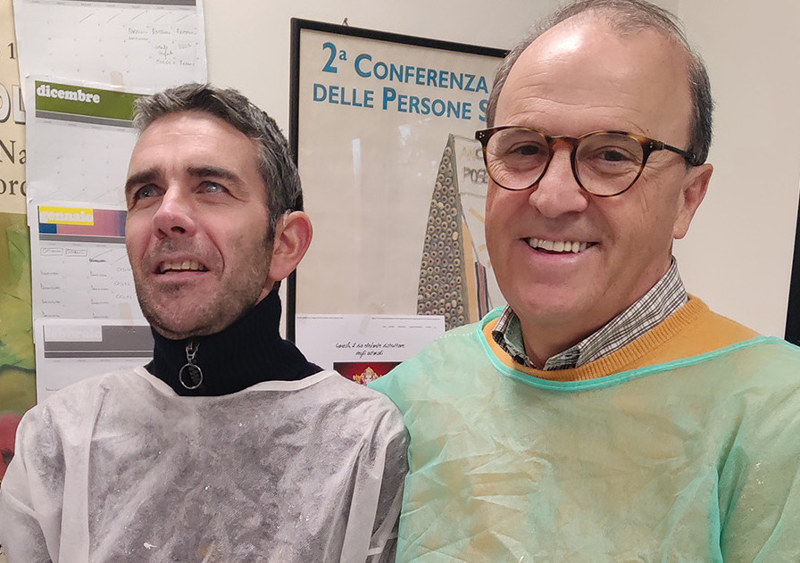 Adriano, volontario del Centro della Lega del Filo d'Oro di Lesmo, insieme a Stefano, persona sordocieca