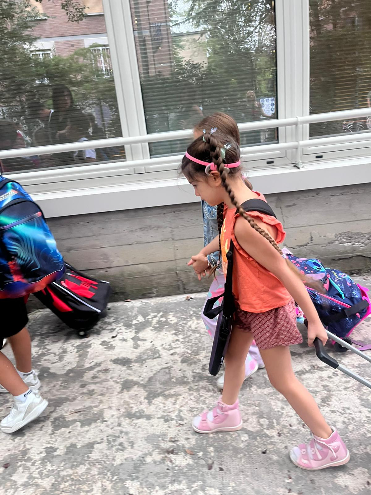 Letizia, con il suo zaientto, cammina verso la scuola. Settembre 2025