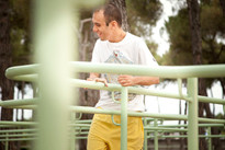 Un utente adulto cammina seguendo i corrimano predisposti nelle aree verdi del suo Centro Residenziale