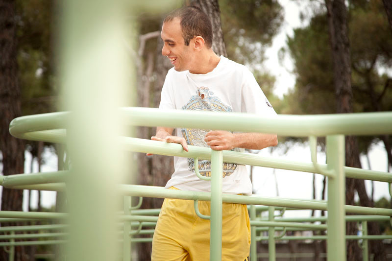 Un utente adulto cammina seguendo i corrimano predisposti nelle aree verdi del suo Centro Residenziale