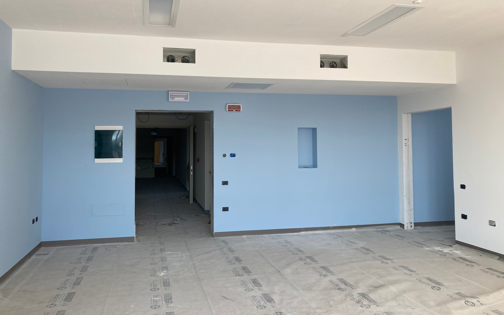 Cantiere del Secondo Lotto del Centro Nazionale di Osimo. Veduta interna di una stanza in fase di realizziazione. Manca ancora il pavimento.