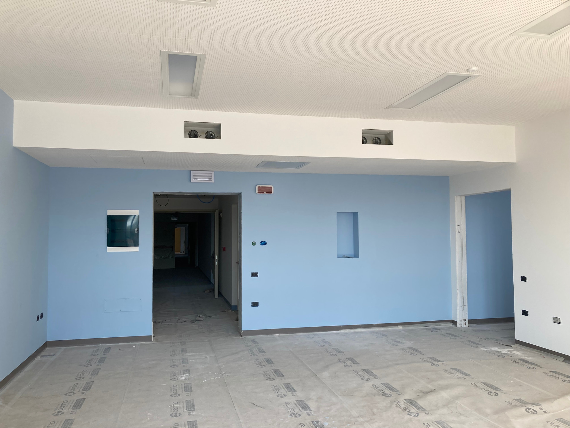 Cantiere del Secondo Lotto del Centro Nazionale di Osimo. Veduta interna di una stanza in fase di realizziazione. Manca ancora il pavimento.