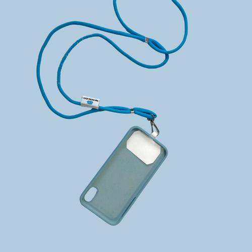 La foto mostra come infilare la linguetta bianca all'interno della cover del proprio smarthone in modo da agganciarci poi correttamente il laccetto per Smartphone della Lega del Filo d'Oro 6