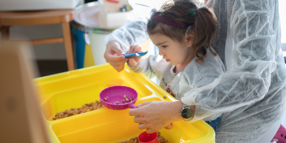 Letizia, bambina con la sindrome di Charge, gioca con la sua educatrice.