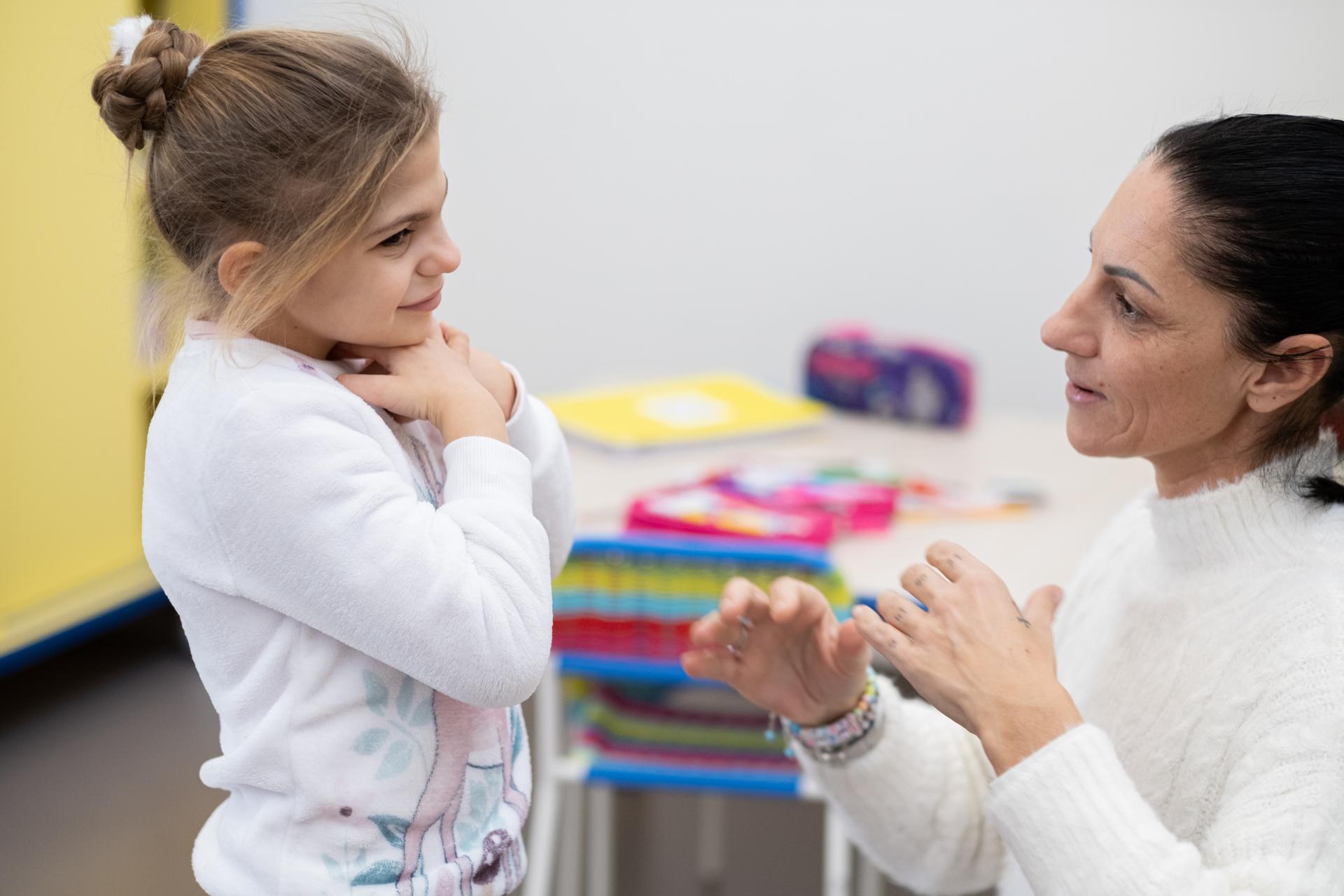 Sveva, bambina di circa 10 anni con la sindrome di Charge, seguita dalla Lega del Filo d'Oro, comunica con la lingua dei segni con la mamma e le dice "Ti voglio bene"