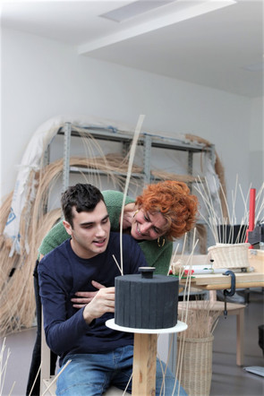 Francesco Maiolini, un ragazzo utente seguito dalla Fondazione, insieme alla sua educatrice mentre lavorano il midollino