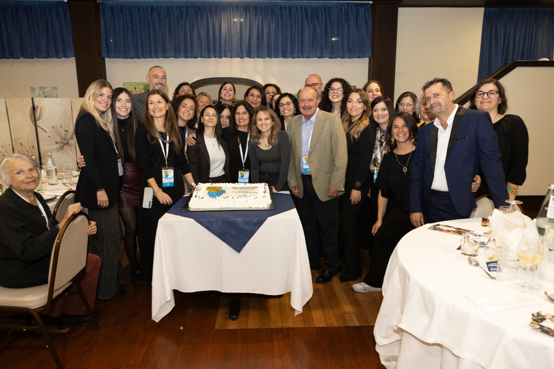 Foto di gruppo degli operatori durante la serata di gala del Forum dei Volontari. Un momento di condivisione e partecipazione che celebra l’impegno, la collaborazione e i valori della Lega del Filo d’Oro.