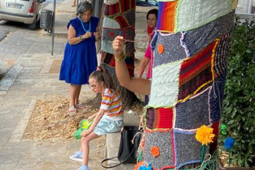 Alberi decorati a Molfetta per il progetto Yarn Bombing