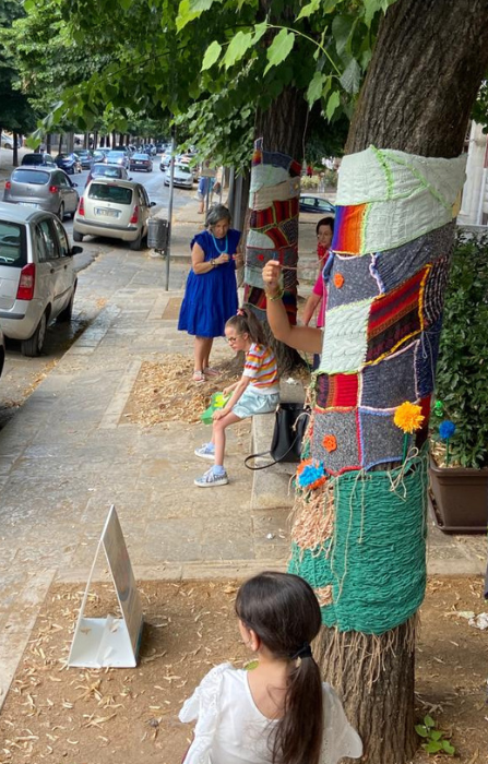 Alberi decorati a Molfetta per il progetto Yarn Bombing