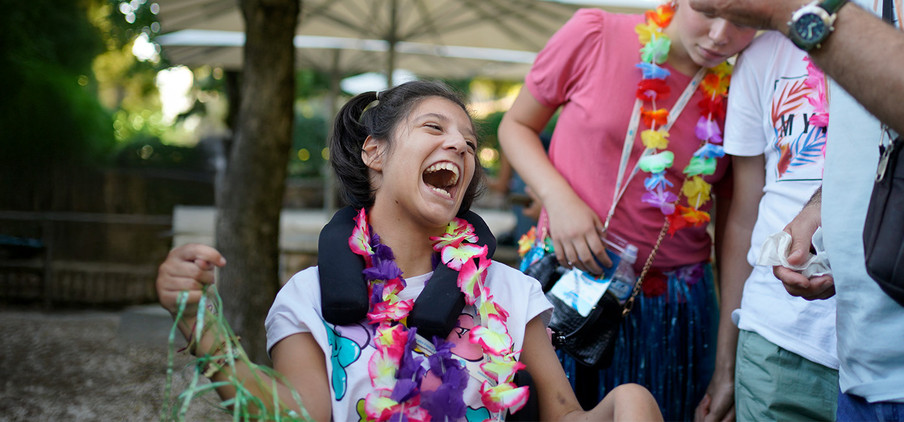 Viviana, bambina seguita dalla Sede Territoriale di Napoli, si diverte durante le attività con i volontari