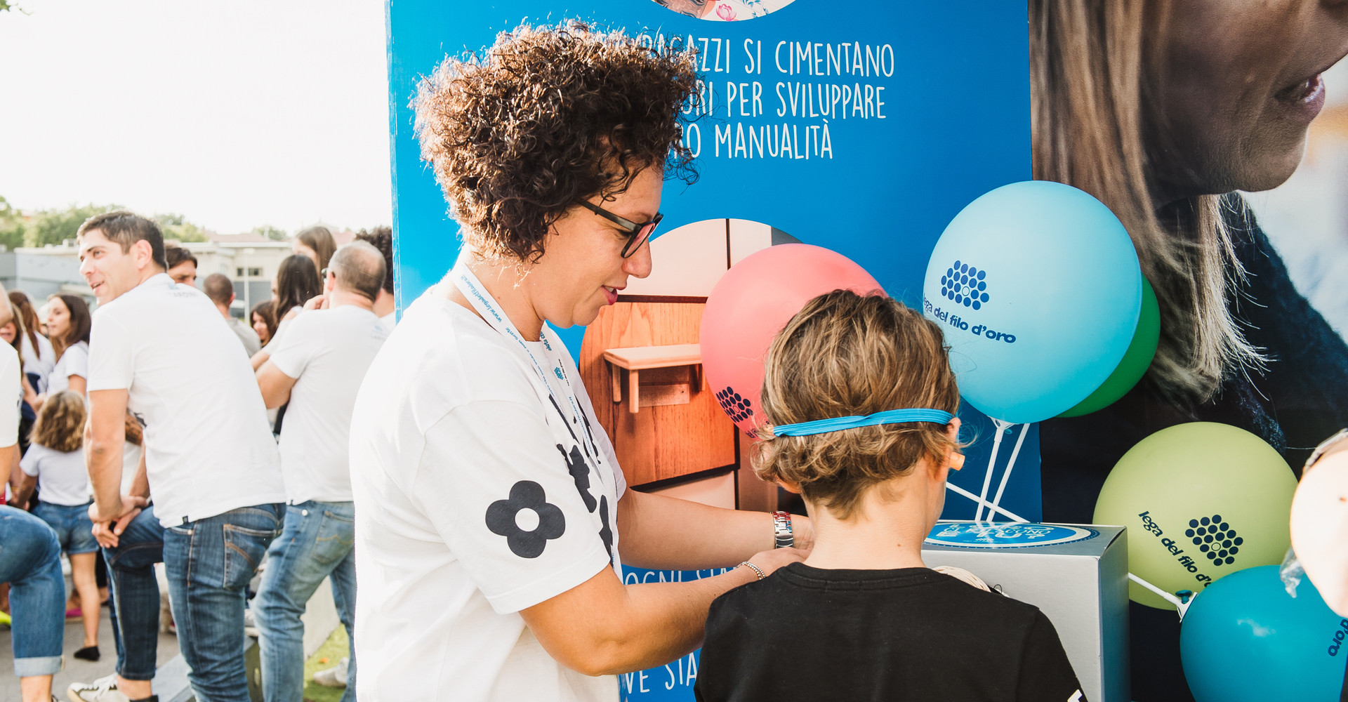 Dayana, volontaria della Lega del Filo d'Oro. Nella foto è intenta ad aiutare un bambino a provare un percorso sensoriale.