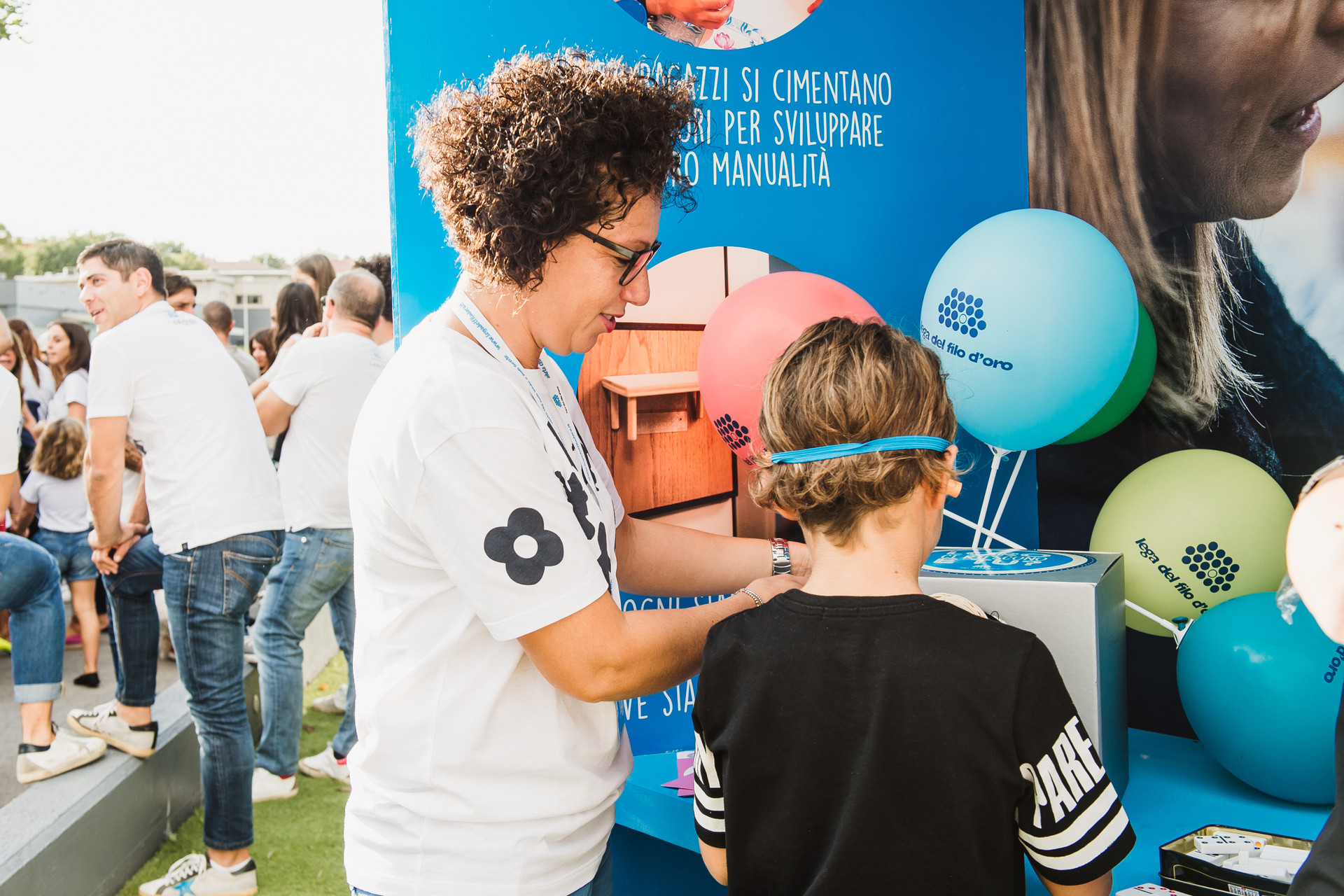 Dayana, volontaria della Lega del Filo d'Oro. Nella foto è intenta ad aiutare un bambino a provare un percorso sensoriale.
