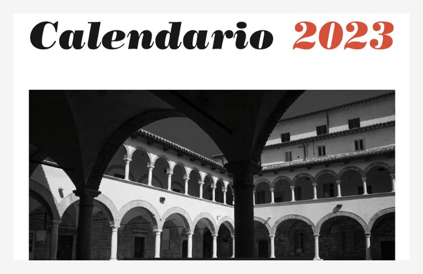 L'immagine è la copertina o una pagina di un "Calendario 2023", con il testo in nero e rosso in alto. La parte inferiore è occupata da una fotografia in bianco e nero di un chiostro o di un porticato monumentale, caratterizzato da archi e colonne, con ombre nette che creano profondità.