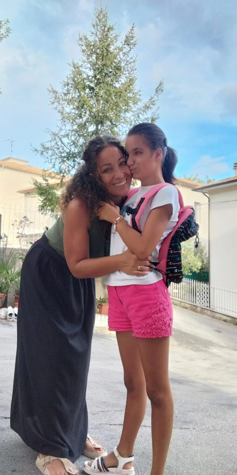 Aida e sua mamma si mettono in posa, pronte per andare a scuola