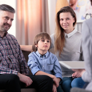 La famiglia fa il colloquio con lo psicologo clinico.