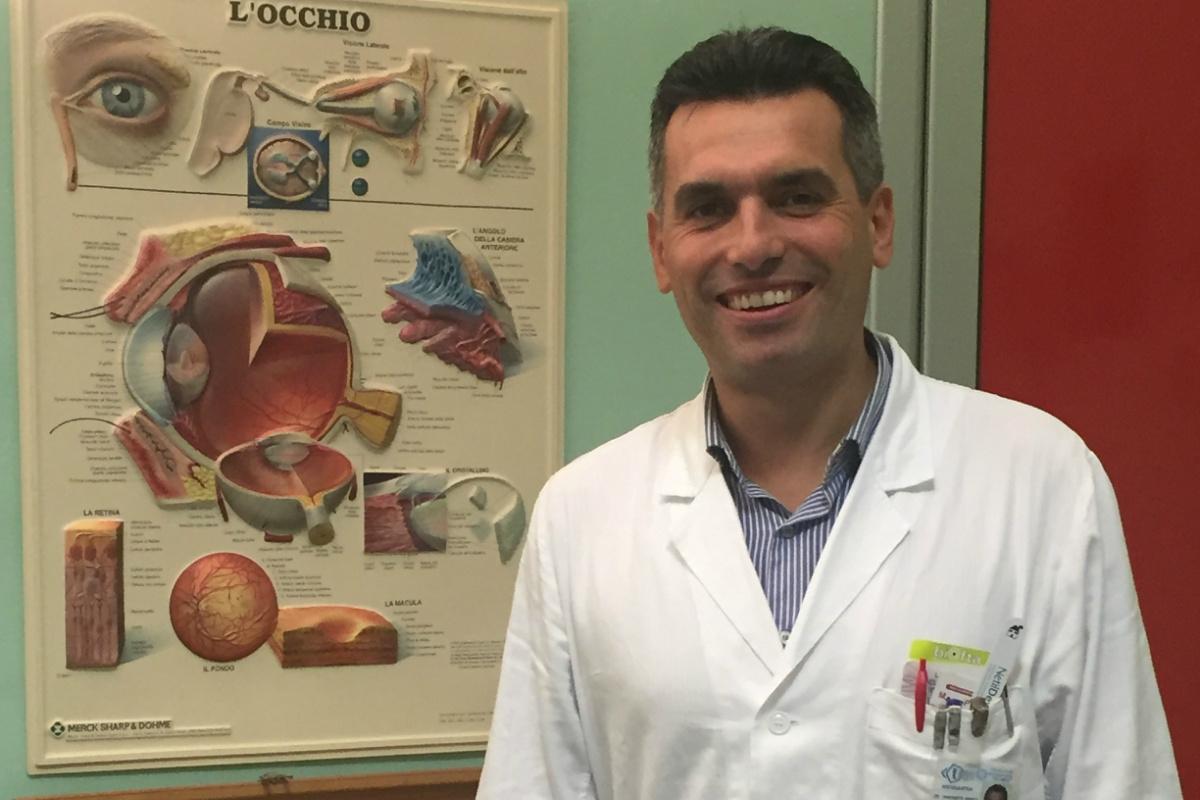 La foto ritrae il medico oculista del Centro di Osimo nel suo amulatorio. Il dottore viene al Centro Nazionale della Lega del Filo d'Oro una volta a settimana, a volte per dei controlli altre volte per valutare il quadro clinico di nuovi utenti.
