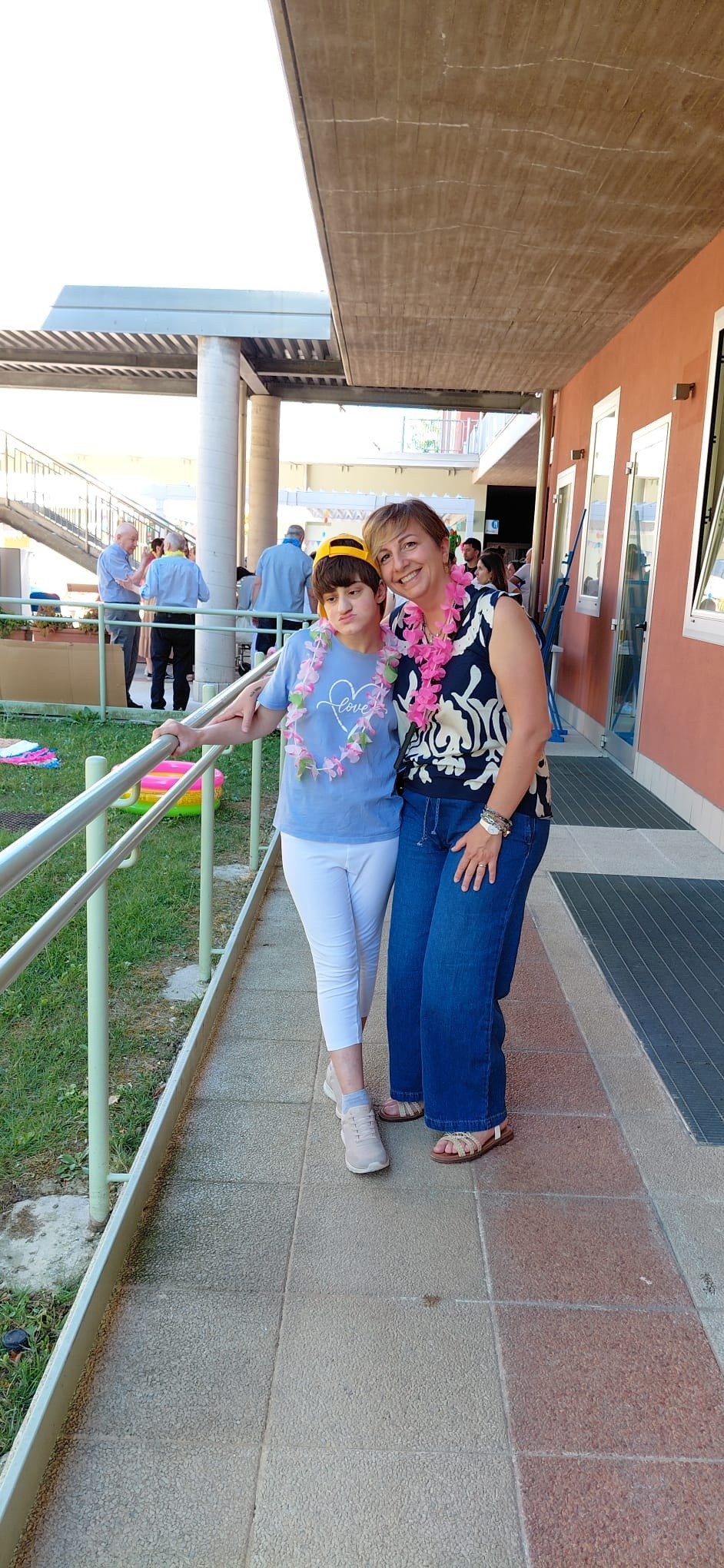 Centri della Lega del Filo d'Oro in festa: in posa con una collana di fiori al collo