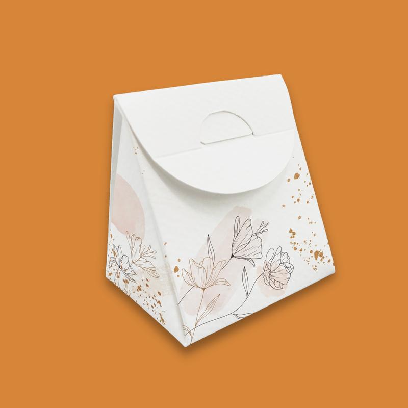 Bomboniera in cartoncino pregiato bianco decorata con stampa floreale in toni caldi e neutri