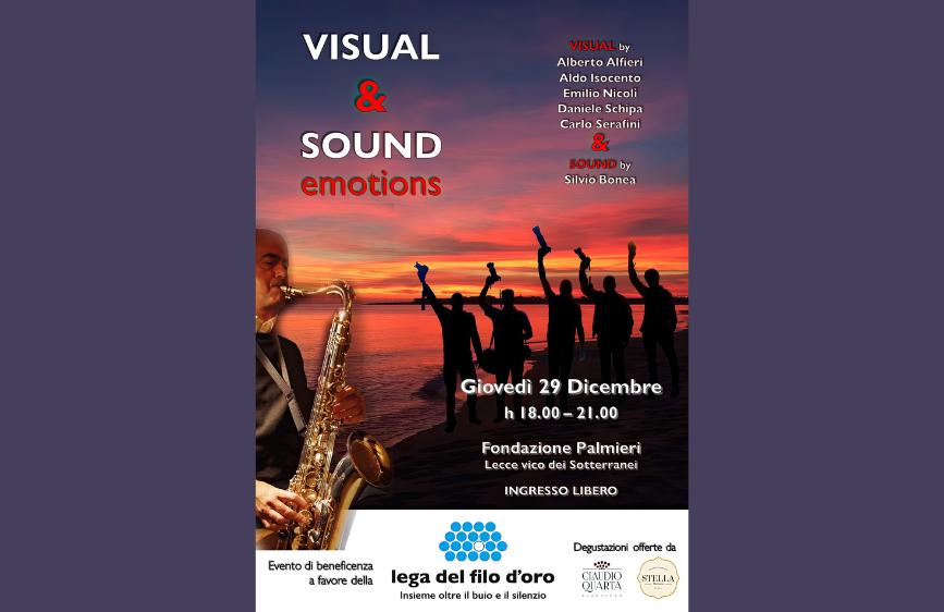 L'immagine è un poster promozionale per l'evento "VISUAL & SOUND emotions", un concerto di beneficenza con un sassofonista in primo piano e silhouette di persone che acclamano su uno sfondo di tramonto. Si terrà il 29 dicembre alla Fondazione Palmieri di Lecce, con ingresso libero e degustazioni offerte.