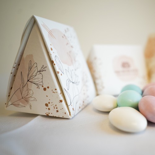 Uno scatto ravvicinato della bomboniera pochette mostra il dettaglio della fantasia floreale. 32